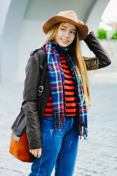 Chica Con Sombrero Ropa Otoño Ciudad — Foto de Stock
