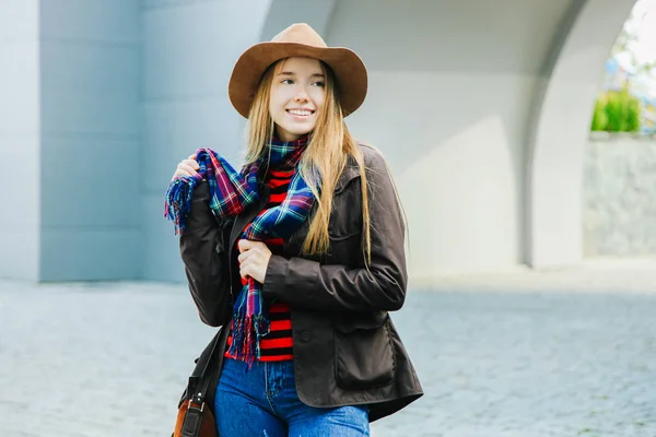 Chica Con Sombrero Ropa Otoño Ciudad — Foto de Stock