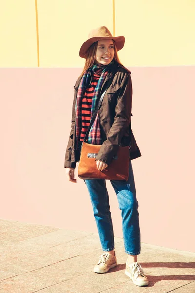 Chica Ropa Otoño Contra Pared Rosa Amarilla — Foto de Stock