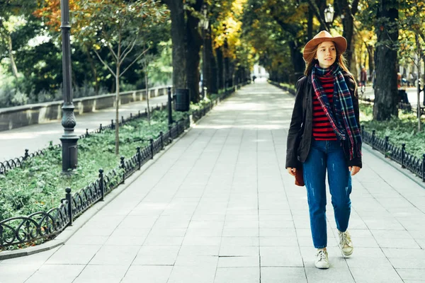 Chica Ropa Otoño Con Estilo Paseos Parque — Foto de Stock