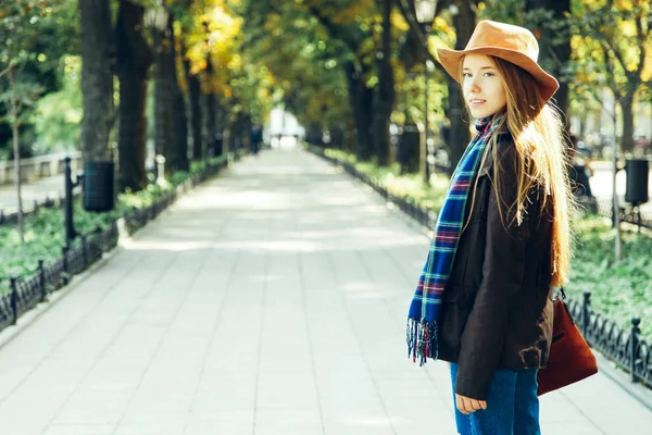 Chica Ropa Otoño Con Estilo Paseos Parque — Foto de Stock