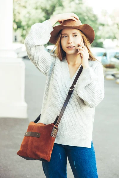 Fille Vêtements Automne Avec Chapeau Sac Dans Ville — Photo