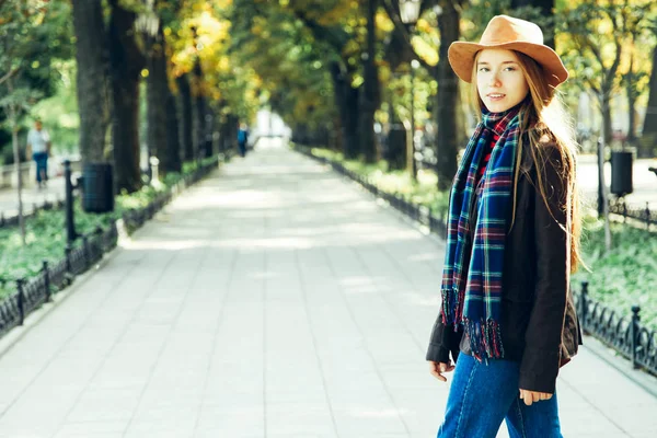 Chica Ropa Otoño Con Estilo Paseos Parque — Foto de Stock