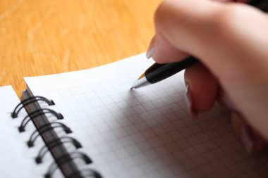 Yazılı olarak ahşap masa üstünde boş not etmek. Kavram yazar.