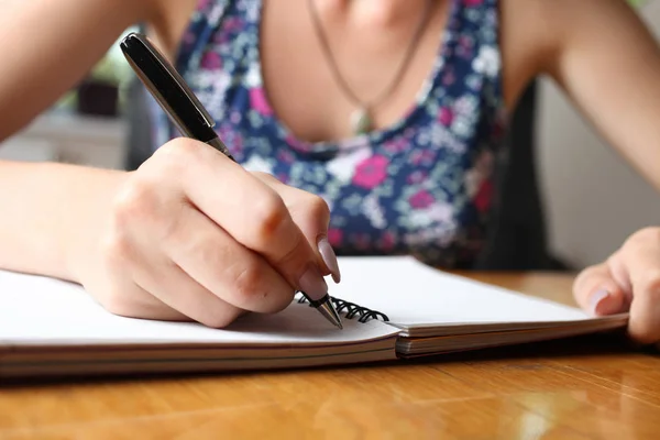 Mulher Escreve Caderno Mesa Escritor Conceito — Fotografia de Stock