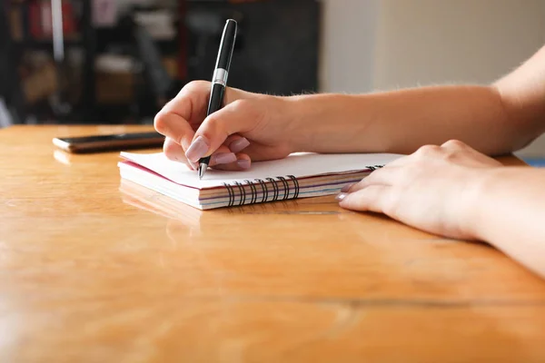 Mulher Escreve Caderno Mesa Escritor Conceito — Fotografia de Stock