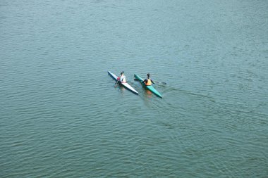 Kayık içinde nehirde yüzme insanlar. Konsept spor.