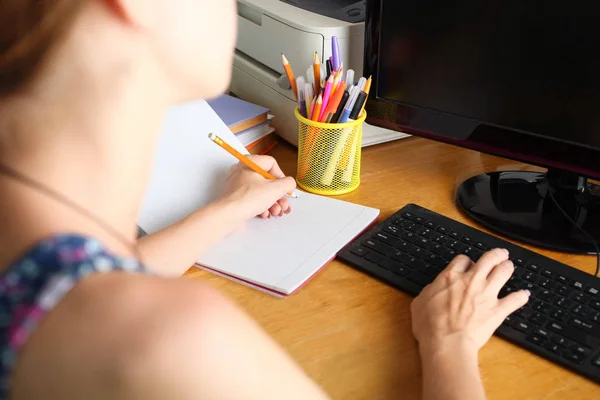 Fille Est Assise Table Écrit Dans Cahier Concept Devoirs — Photo