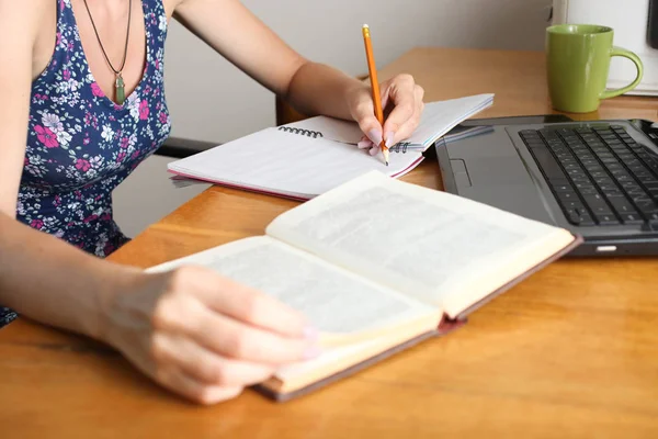 Menina Senta Mesa Escreve Caderno Conceito Lição Casa — Fotografia de Stock