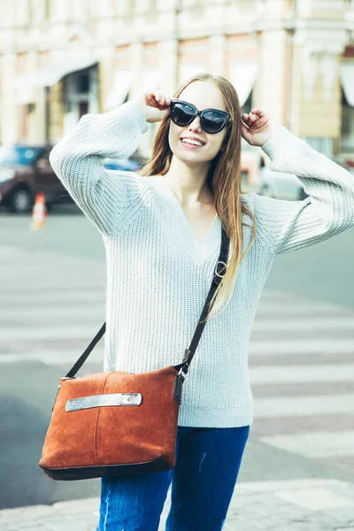 Girl Autumn Clothes Hat Bag City — Stock Photo, Image