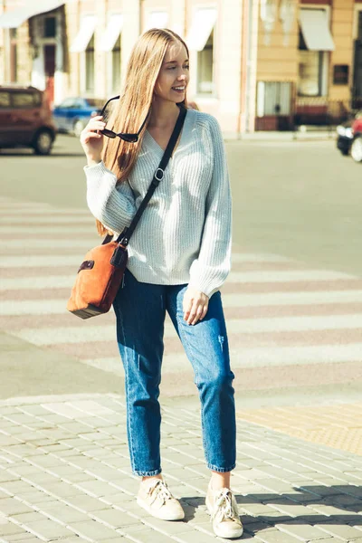 Chica Ropa Otoño Con Sombrero Bolsa Ciudad — Foto de Stock