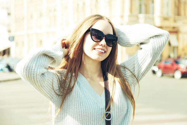 Chica Suéter Cálido Otoño Gafas Sol Ciudad — Foto de Stock