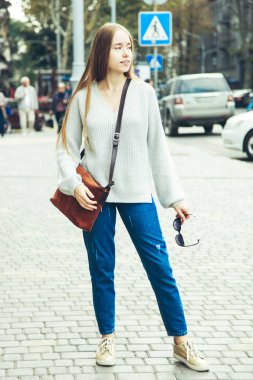 Kız sonbahar kazak ve kot City.