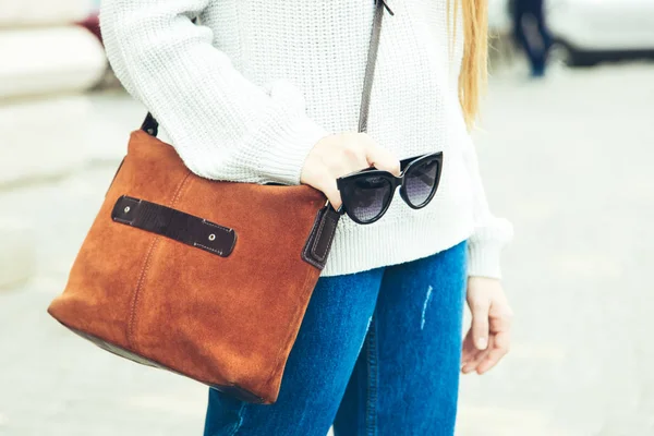 Chica Suéter Cálido Jeans Con Bolsa Marrón Concepto Ropa Otoño — Foto de Stock