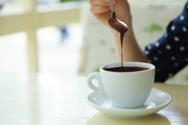 Kafede masada sıcak çikolata ile fincan. Kavram sıcak içecek.