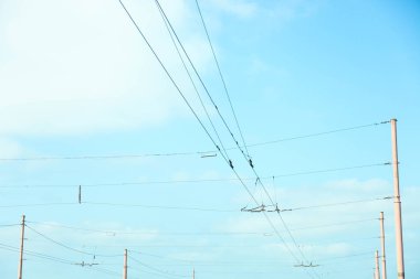 Elektrik telleri gökyüzü karşı. Kavramı kentsel elektrik.