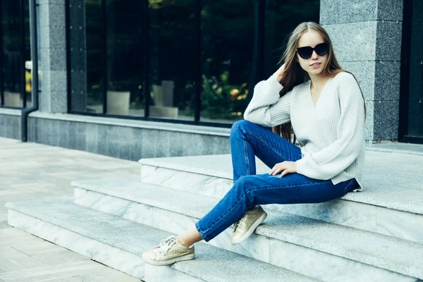 Chica Suéter Caliente Jeans Sienta Los Escalones Concepto Ropa Otoño — Foto de Stock