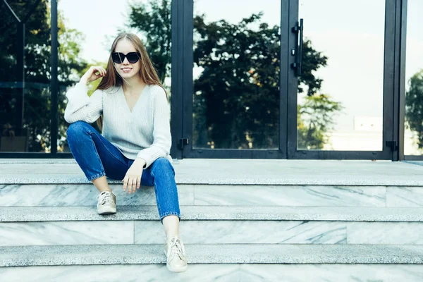 Chica Suéter Caliente Jeans Sienta Los Escalones Concepto Ropa Otoño — Foto de Stock