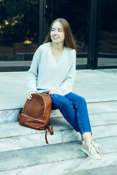 Chica Suéter Caliente Jeans Con Mochila Sienta Los Escalones Concepto — Foto de Stock