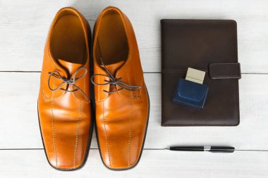 Erkek Ayakkabı ve aksesuar ahşap arka plan üzerinde. Üstten görünüm.