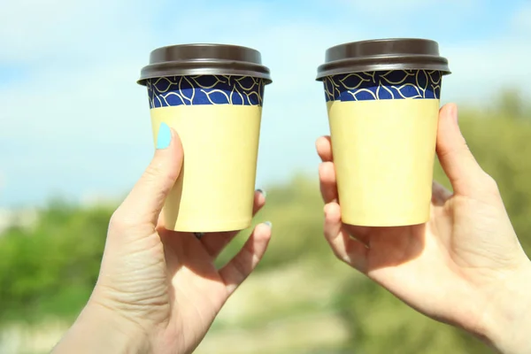 Két Eldobható Pohár Kávéval Kezében Háttér Természet — Stock Fotó