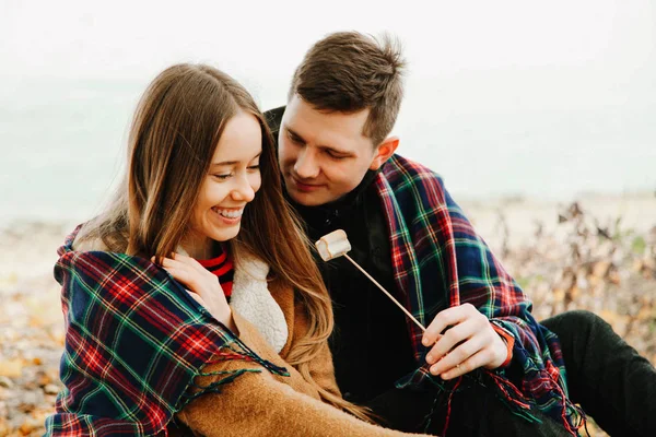 Casal Apaixonado Homem Menina Comendo Marshmallows Natureza Conceito Piquenique — Fotografia de Stock