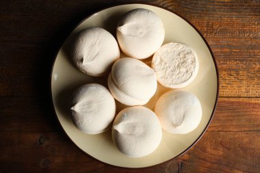 Zephyr zevkli Latte ahşap arka plan üzerinde plaka üzerinde. Kavram tatlılık. Üstten görünüm.