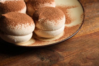 Zephyr ile birlikte kakao ahşap arka plan üzerinde plaka üzerinde. Kavram tatlılık. Kopya alanı.