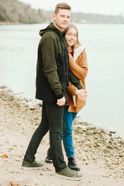 Paar Liefde Jongen Meisje Lopen Buurt Van Rivier — Stockfoto