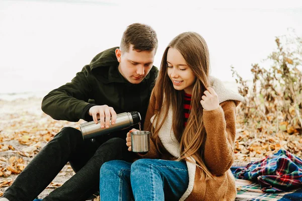 Par Kärlek Kille Och Tjej Har Resten Höst Picknick — Stockfoto