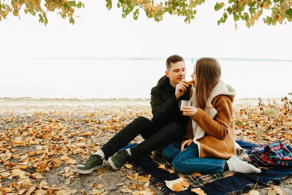 Пара Влюбленных Парень Девушка Отдыхают Осеннем Пикнике — стоковое фото