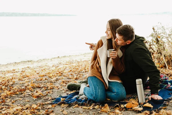 Par Kärlek Kille Och Tjej Har Resten Höst Picknick — Stockfoto