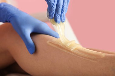 Şeker yapıştırın ayak üzerinde saç kaldırmak için yordam. Kavram shugaring.