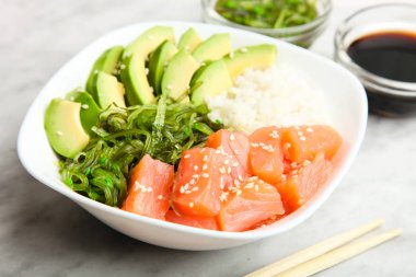 Hawaiian çanak poke kase ve hashi, giydirin-up. 