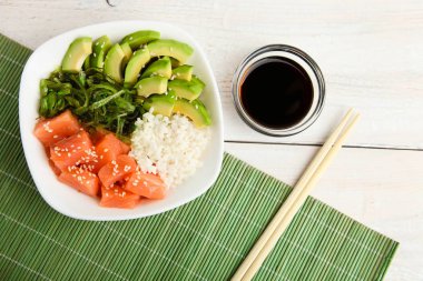 Hawaiian çanak poke kase ahşap arka plan üzerinde.