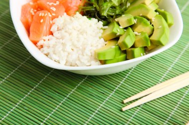 Hawaiian çanak poke kase yeşil zemin üzerine.