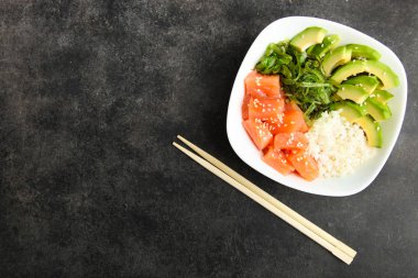 Hawaiian çanak poke kase siyah arka plan üzerine.