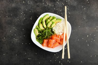 Hawaiian çanak poke kase siyah arka plan üzerine.