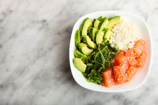 Piatto Hawaiano Poke Bowl Sfondo Marmo Vista Dall Alto — Foto Stock