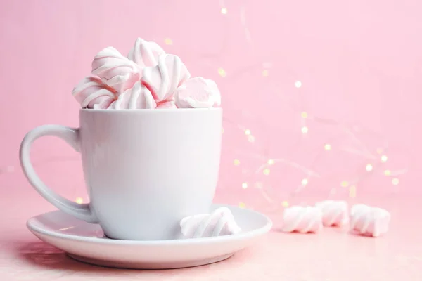 Taça Com Marshmallows Sobre Fundo Rosa Espaço Cópia — Fotografia de Stock