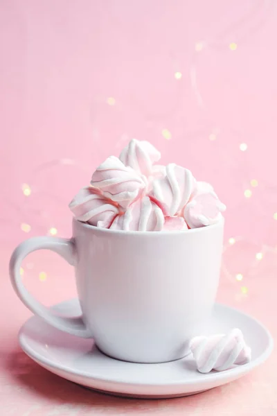 Tasse Mit Marshmallows Auf Rosa Hintergrund Kopierraum — Stockfoto