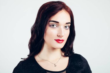 Nötr arka plan güzel makyaj ile genç kız.