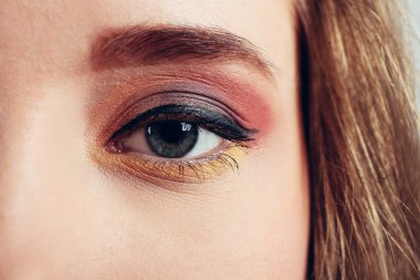 Güzel makyaj closeup ile açık kadın göz.
