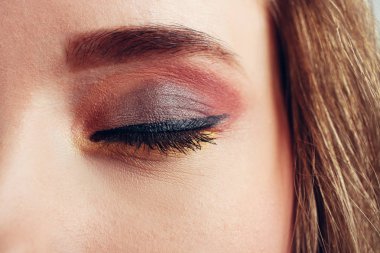 Güzel makyaj closeup ile kapalı kadın göz.