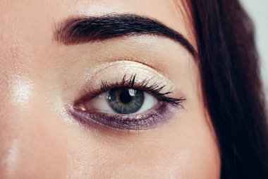 Güzel makyaj, closeup ile açılan kadın göz.