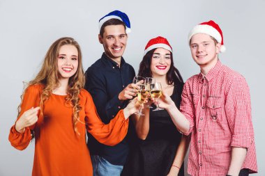 Bardak şampanya gri arka plan üzerinde arkadaşlarınızla neşeli grup. Kavram yeni yıl.