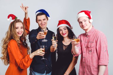 Bardak şampanya gri arka plan üzerinde arkadaşlarınızla neşeli grup. Kavram yeni yıl.