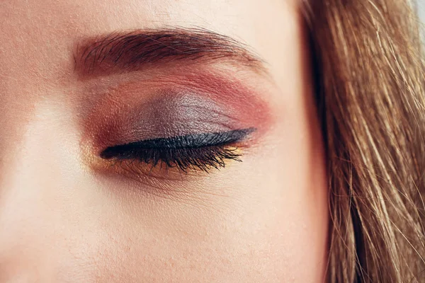 Güzel makyaj closeup ile kapalı kadın göz.