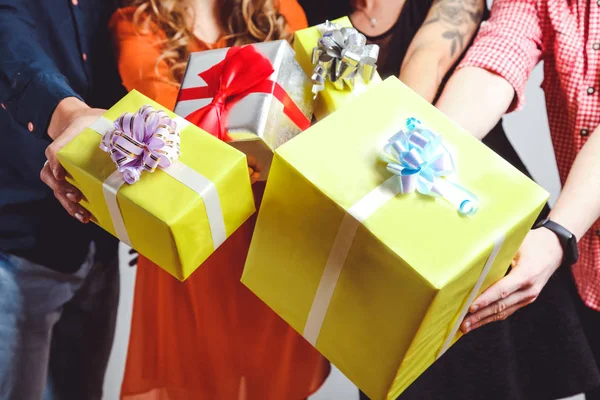 Compagnie Amis Avec Des Cadeaux Noël Jaunes Dans Leurs Mains — Photo