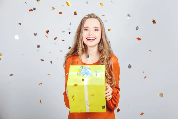 Прекрасна Весела Дівчина Жовтим Подарунком Нейтральному Тлі Концепція Новий Рік — стокове фото